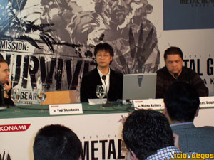 Por fin, EL hombre hizo acto de presencia. Kojima incluso nos dedicó unas palabras en castellano (eso sí, con fuerte acento japonés) Por fin, EL hombre hizo acto de presencia. Kojima incluso nos dedicó unas palabras en castellano (eso sí, con fuerte acento japonés)